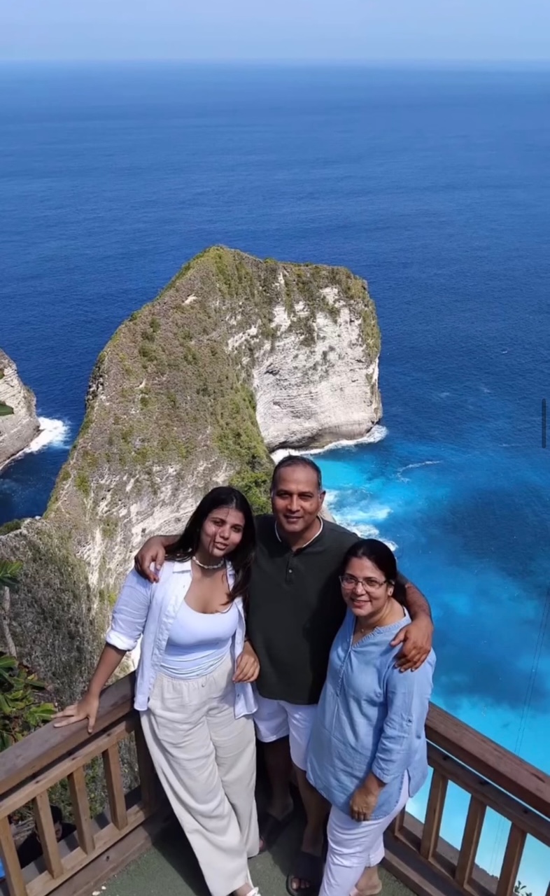 Customers at a Bali ocean cliff viewpoint